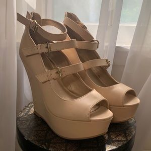 Platform triple strap wedge sandel👀👀😍